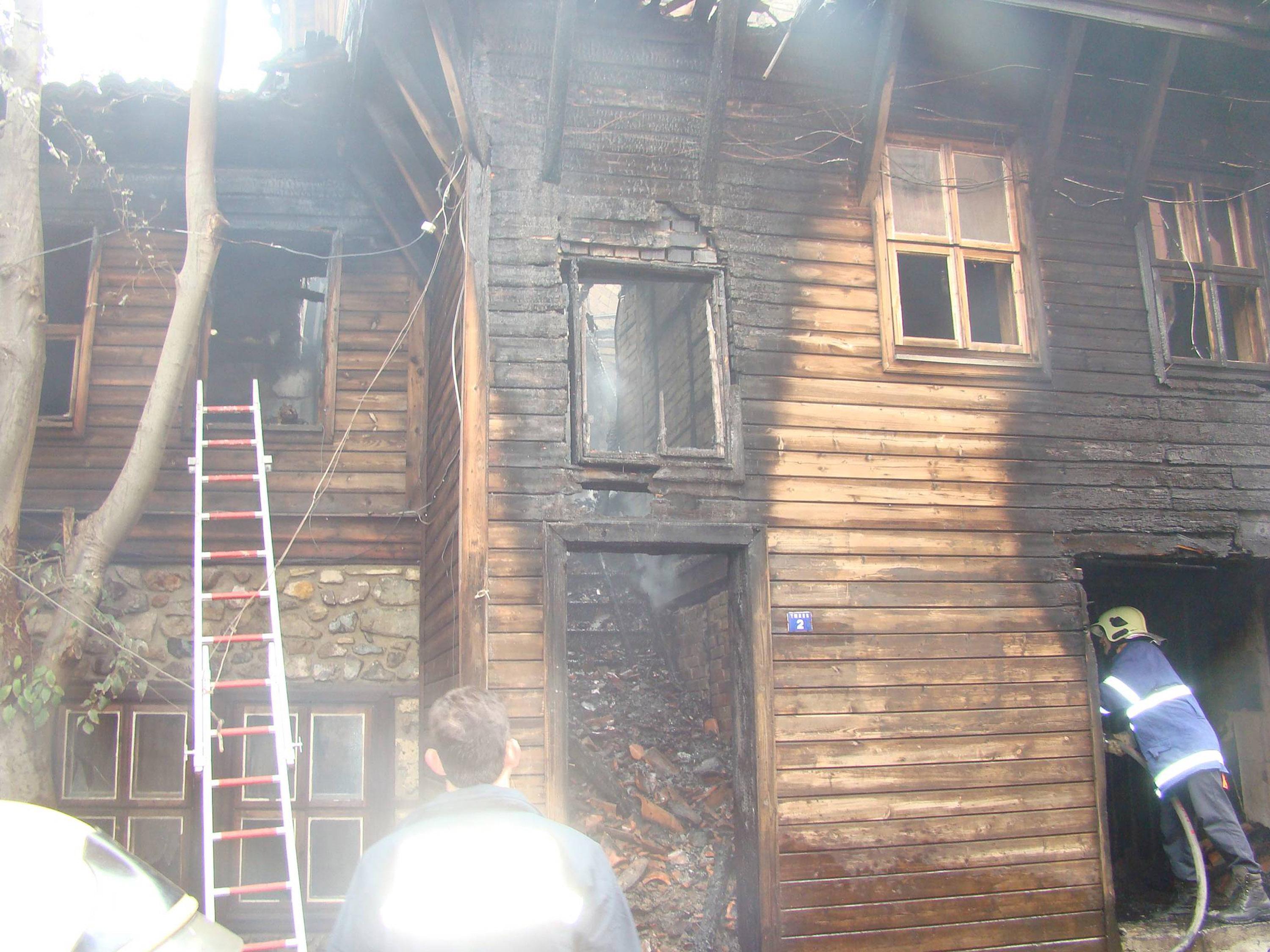 Харакирито подпалил къщата с изгорелите хора в Созопол 
