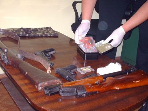 Бомби, гранати и пушки конфискувани от селски къщи 
