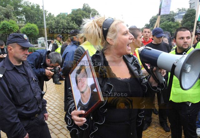 Майката на Боби Райнов иска доживотен затвор за убийците на сина й