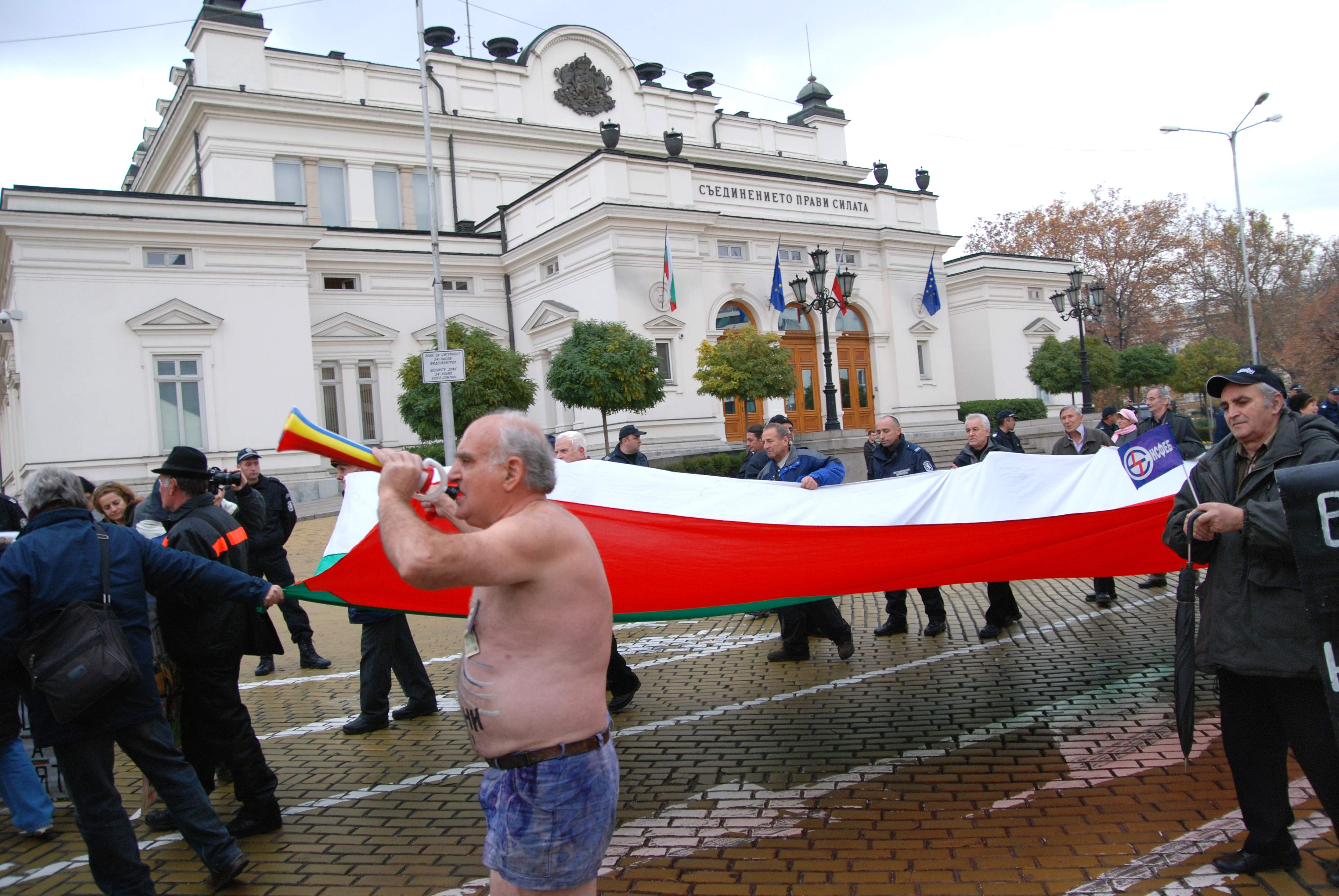 Пенсионери лъснаха голи пред Народното събрание