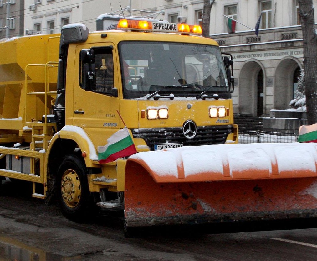 Първият сняг заваля на парцали и в София