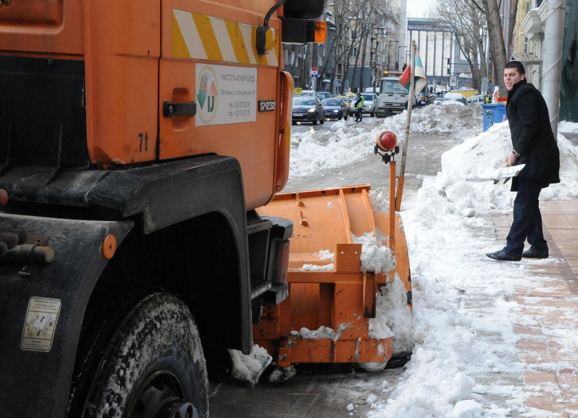 Сняг заваля в София, Фандъкова пак изкара снегорините