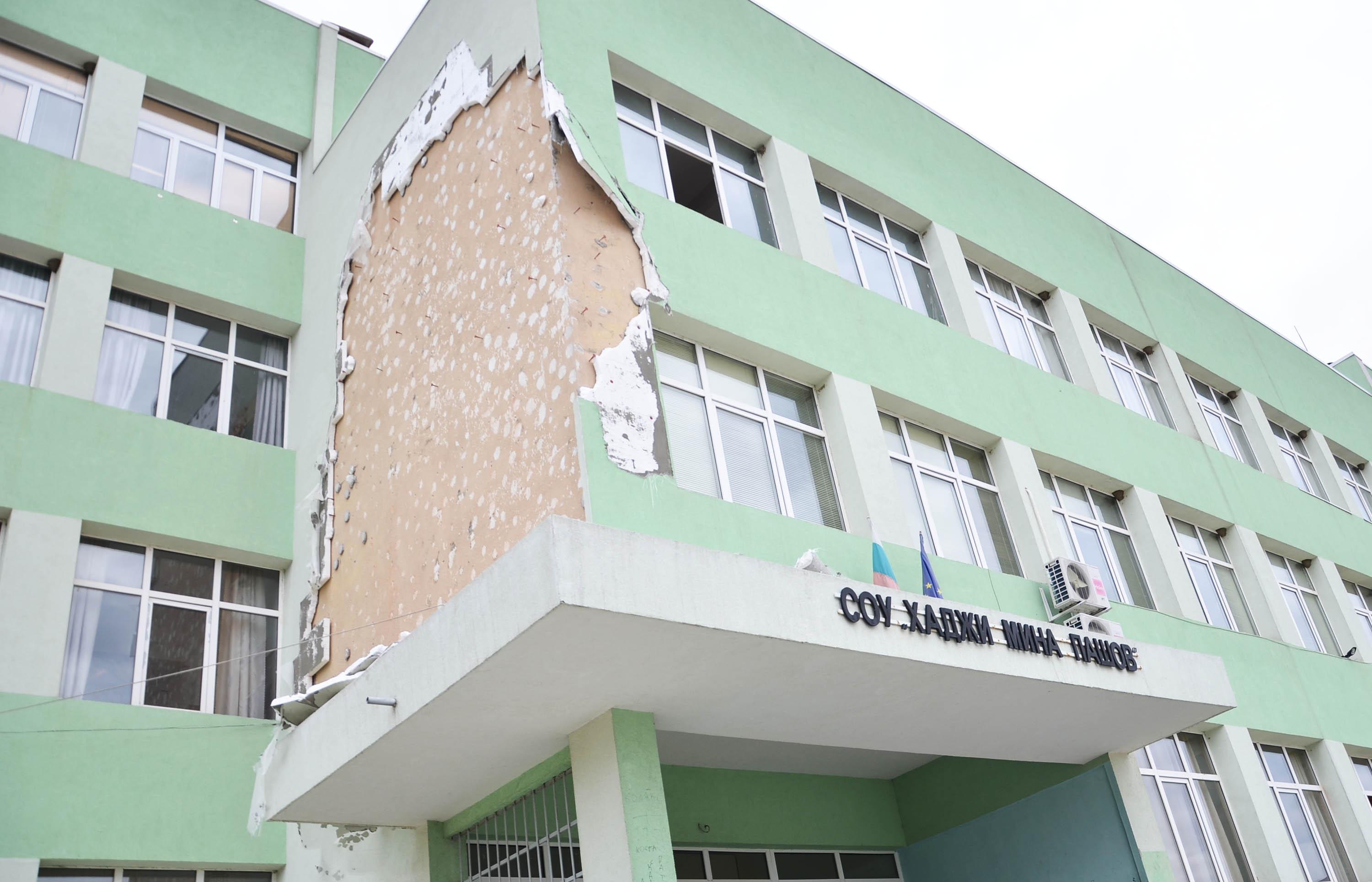 Вятър събори санираната фасада на сливенско училище 