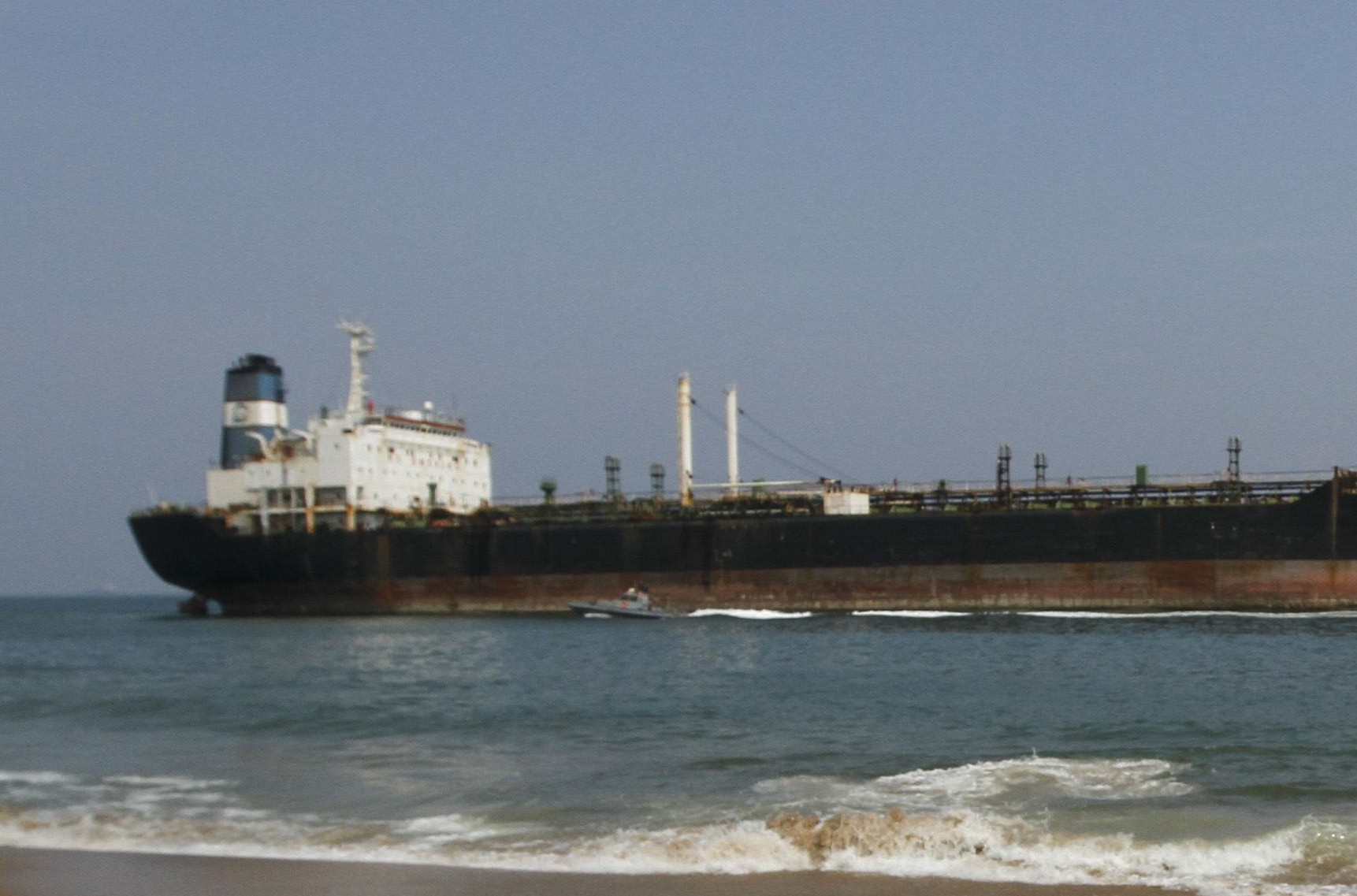 Хитри иранци маскират кораби, за да закарат нелегално петрол на Сирия и Либия