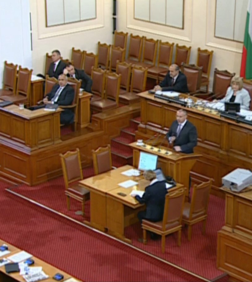 Манолова и Нинова пак скочиха на Борисов в парламента