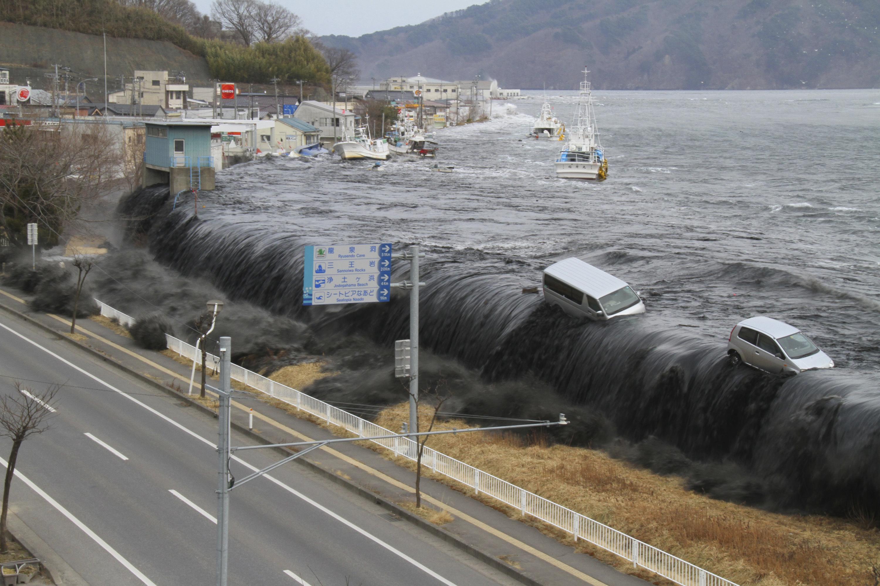 Вижте как цунамито залива Япония и се тресат сградите