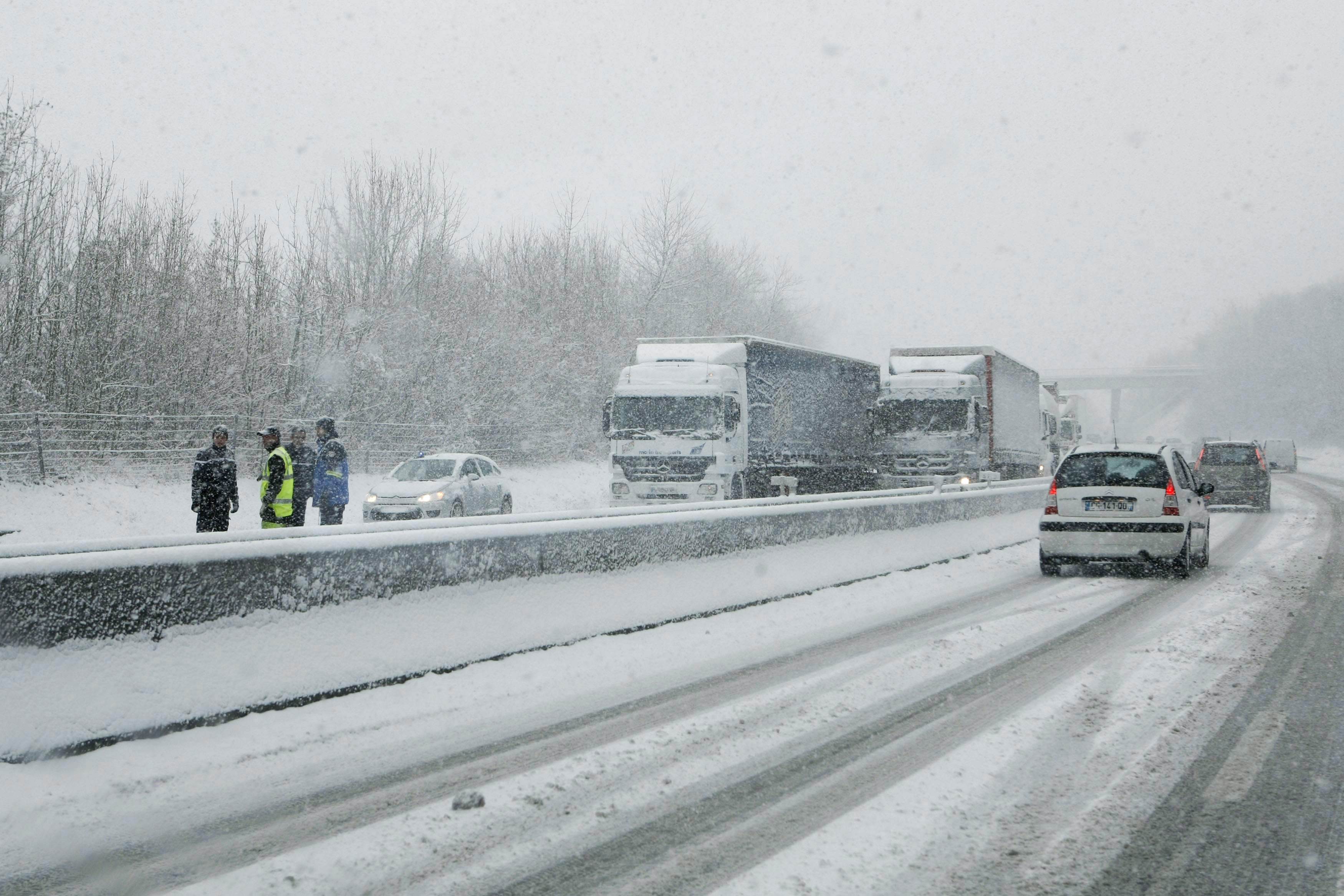 Зверският студ наближава България, наш автобус в снежен капан в Сърбия  