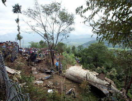 Тест: Десетки убити, 20 оцелели в самолет, рухнал при приземяване