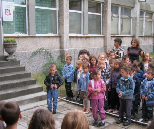 Ужас! Лепят топлоизолация върху напуканите стени на детска градина в Перник 