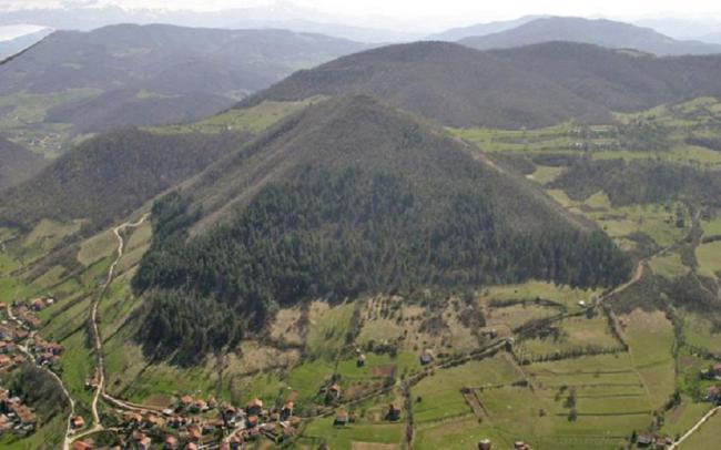 Извънземни строили пирамиди в България