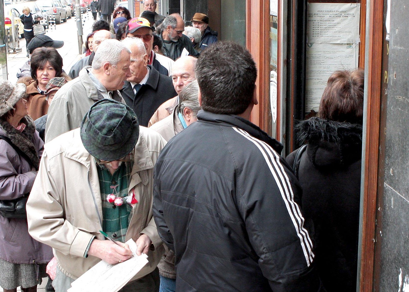 Карантина ли? Стотици чакат на опашки в бюрата по труда в София и Варна