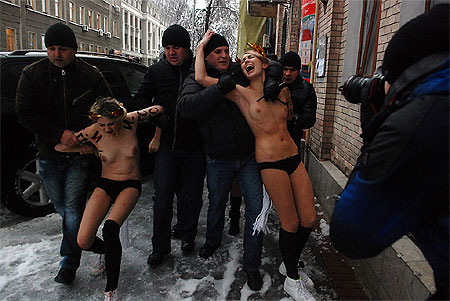 Голи активистки щурмуват парламента в Киев