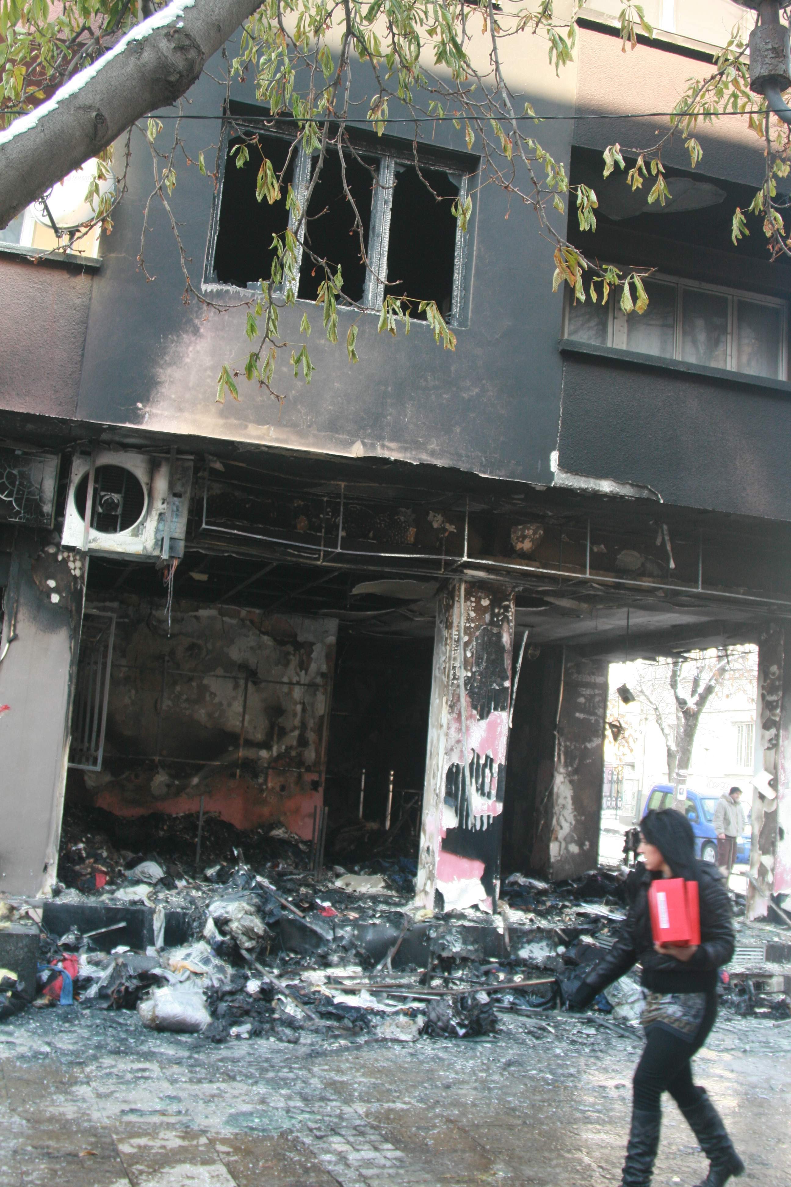Изгорелият бутик в Благоевград бил взривен