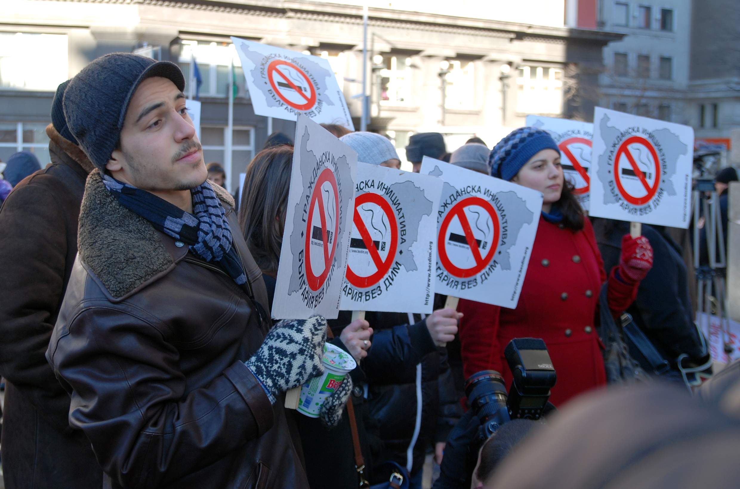 Протестиращи ходиха назад заради спирането на забраната за пушене  