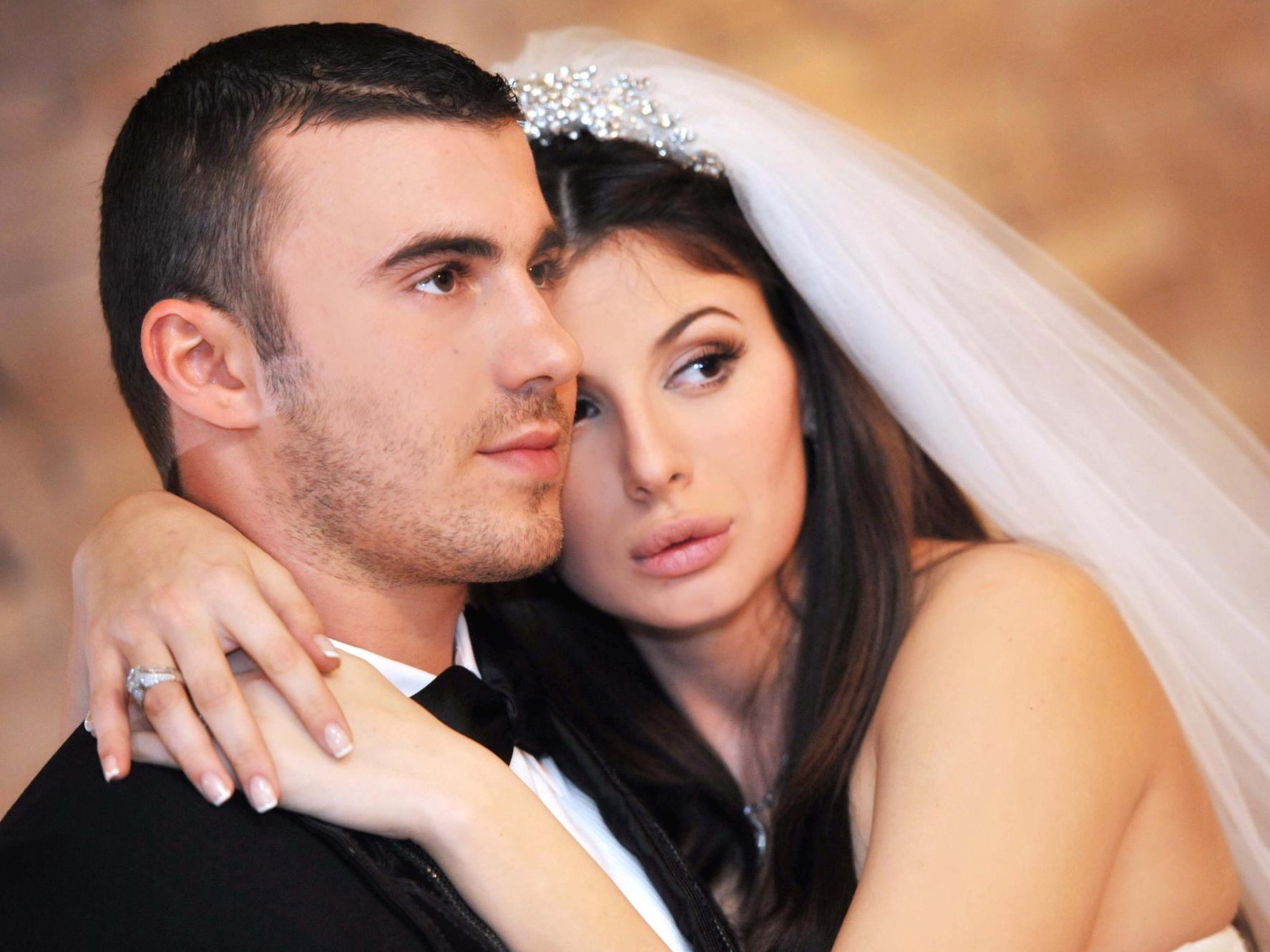 Алекс Арабаджиева и мъжа й са по-влюбени отвсякога! Отдадоха се на страстта в Гърция