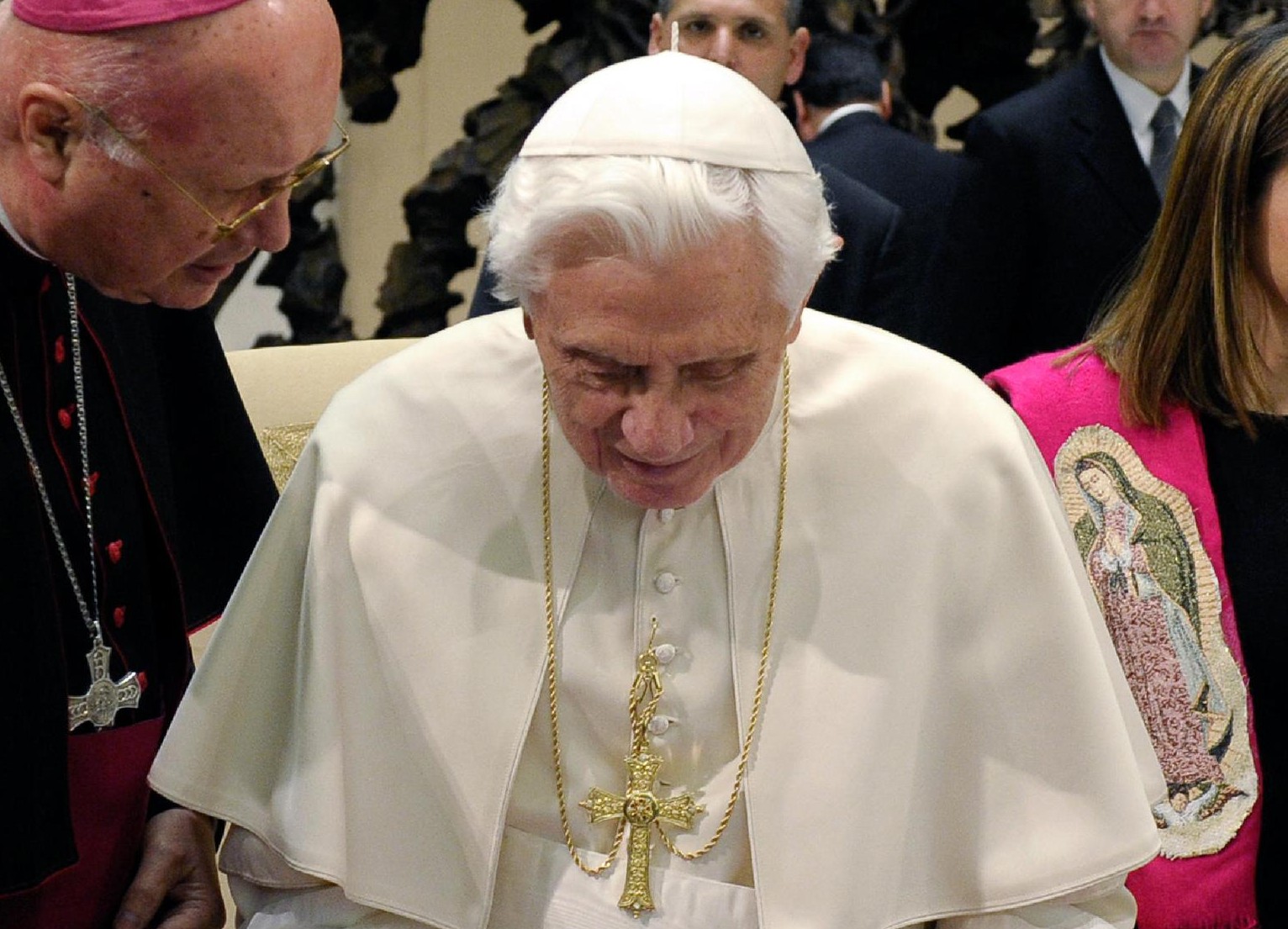 Папа Бенедикт XVI скърби за убитите в Кънектикът