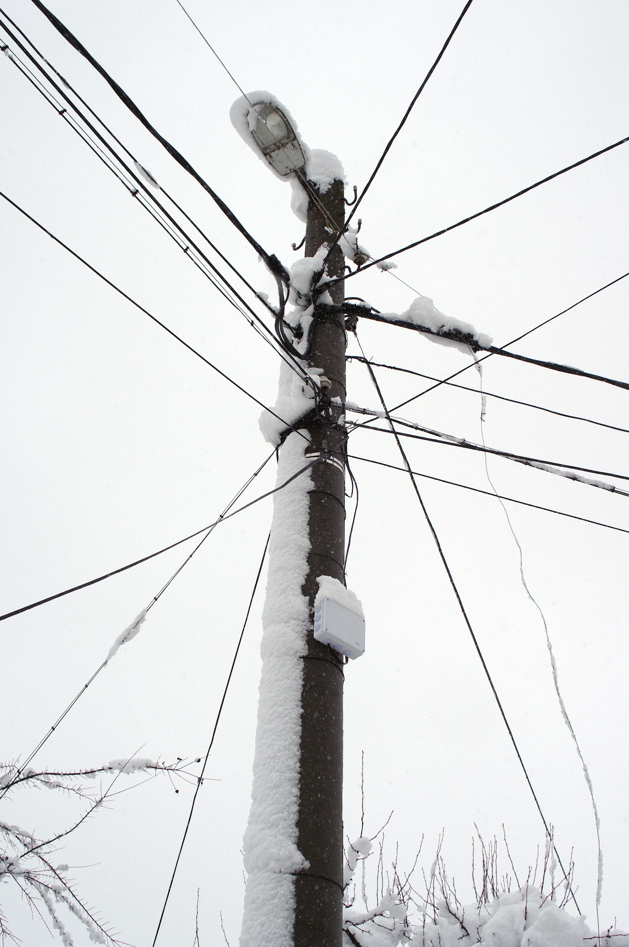 150 селища са без ток заради снеговалежа