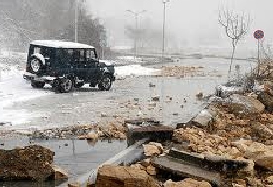 Снежен ад във Варна: Ураганен вятър събори комини и дървета, спрени са полети