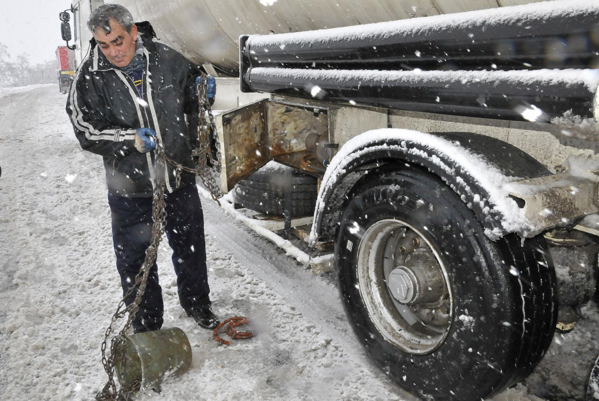 Зимната стихия скова половин България