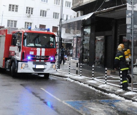 Шофьор се заби в пожарна на кръстовище в Петрич