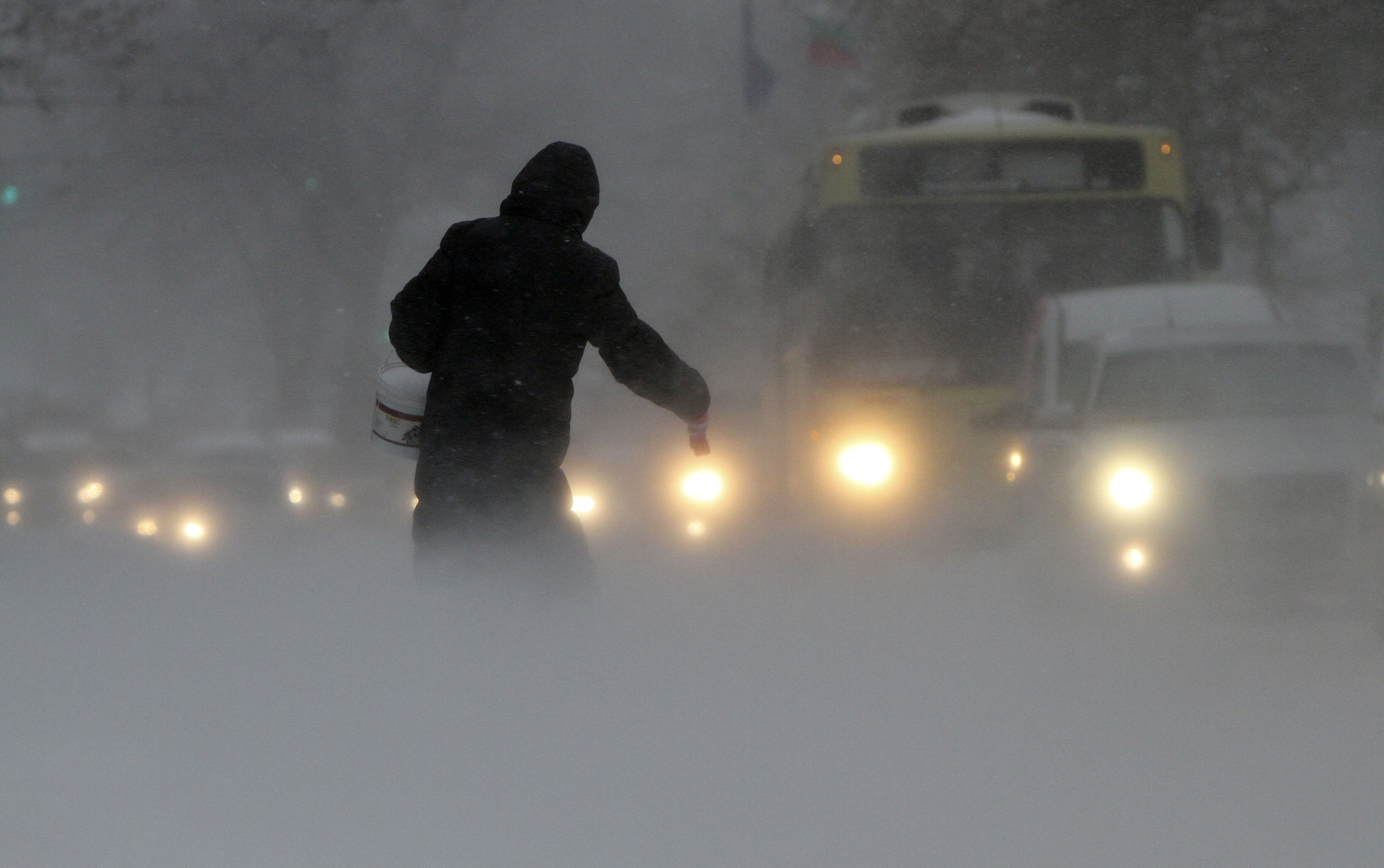 100 пътници заклещени в снежен капан край Дългопол