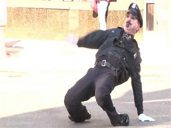 Пенсиониран полицай развлича туристи с рап, докато регулира движението /ВИДЕО/