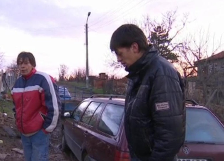 Бащата и синът, оцелели на тавана на автомобила си при потопа в Бисер, с нова кола 