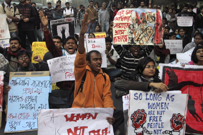 Изнасилената в индийски автобус студентка почина