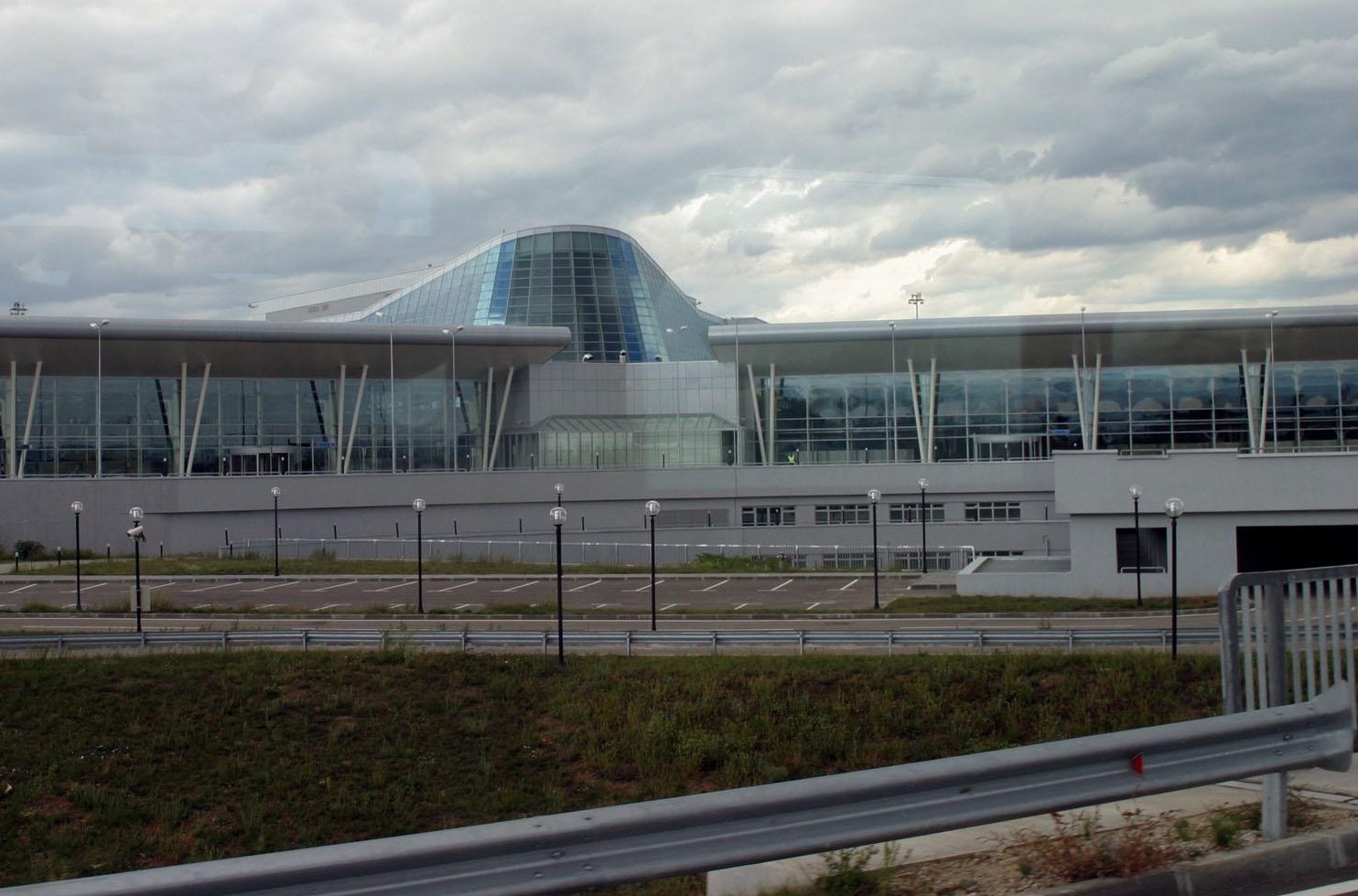 Извънредна ситуация на летище София, вият сирени