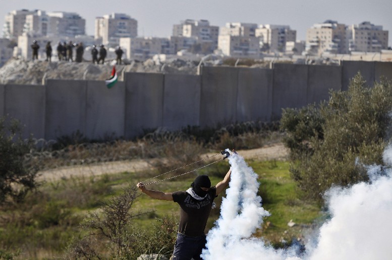 Израел се отцепва с ограда от Сирия