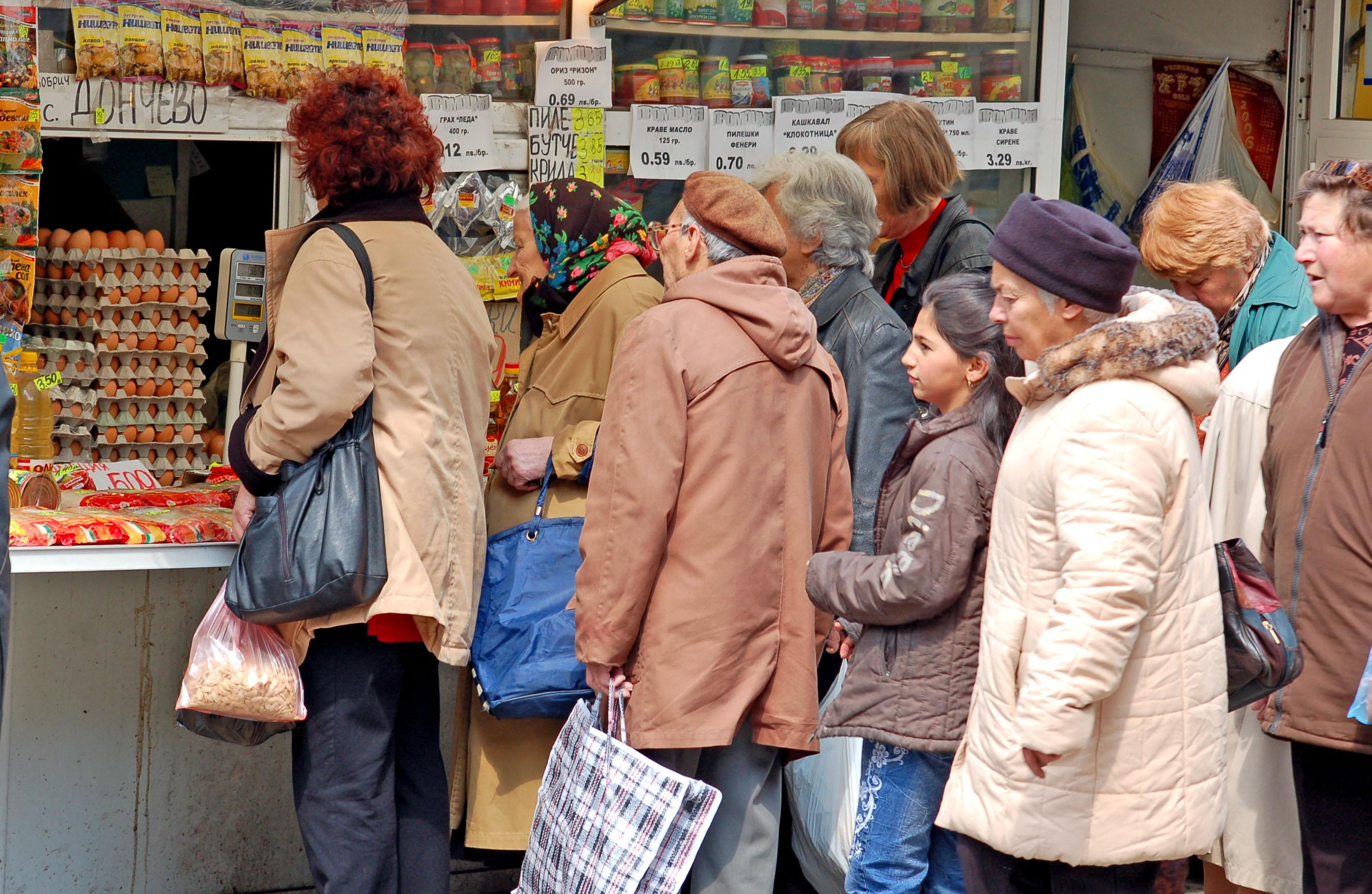 Евростат: Европа забогатява, България - не, тук храната е скъпа, а дрехите и цигарите - евтини 