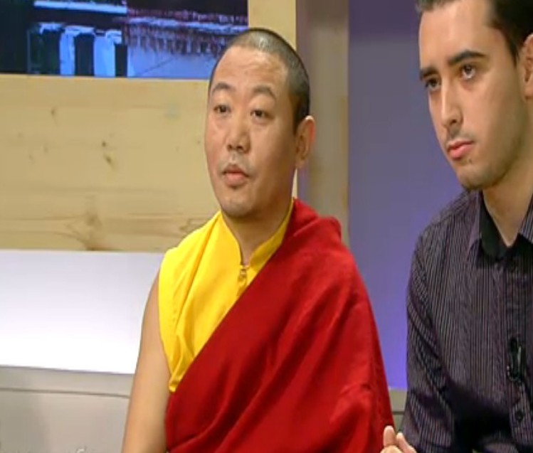 Дони демонстрира тибетския си език в ефир