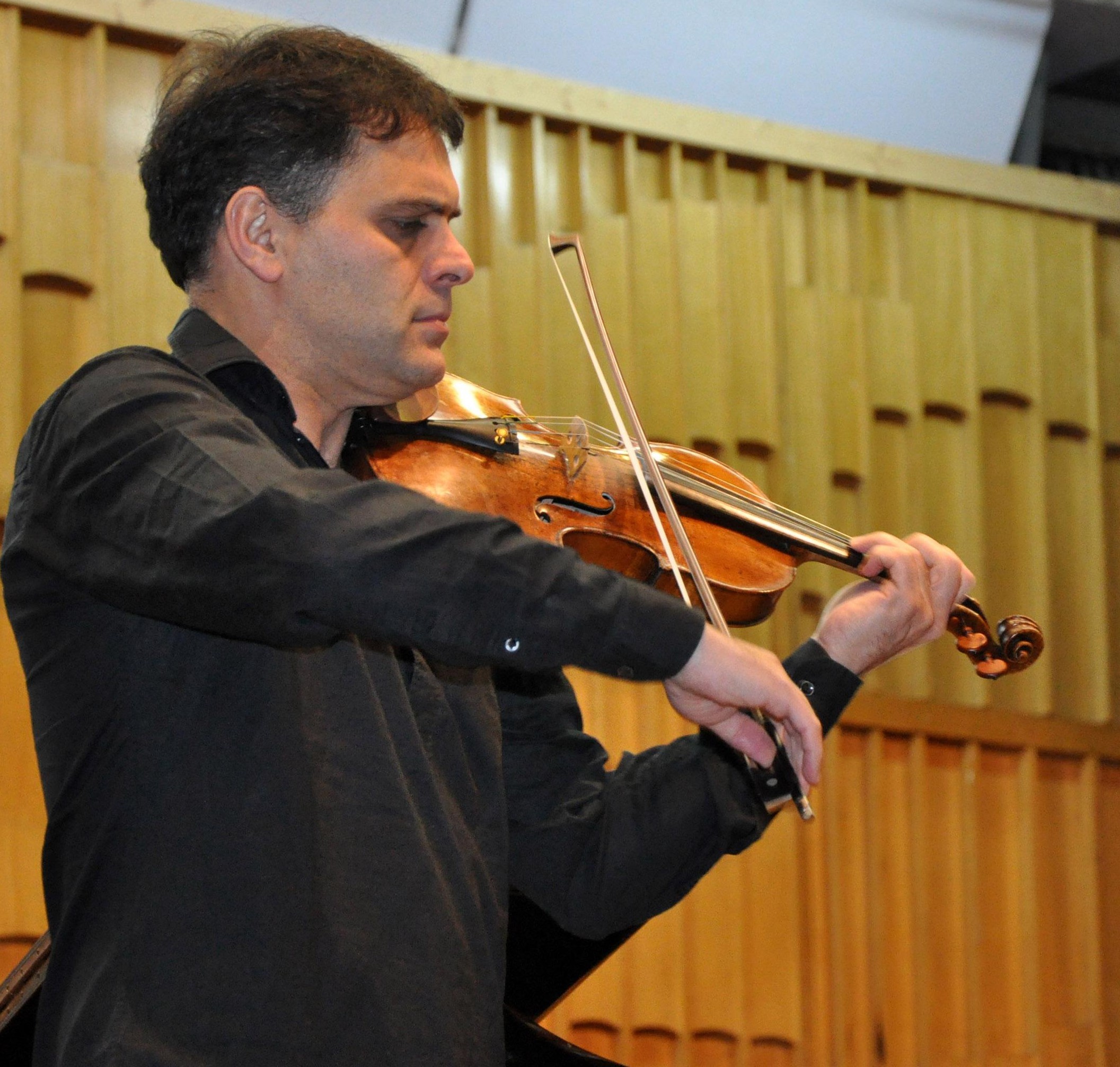 Чудо! Световноизвестният цигулар Васко Василев свири в софийски подлез? Да, ама… (СНИМКА)