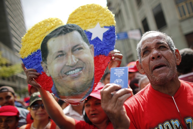  Уго Чавес продължава да се бори за живота си   