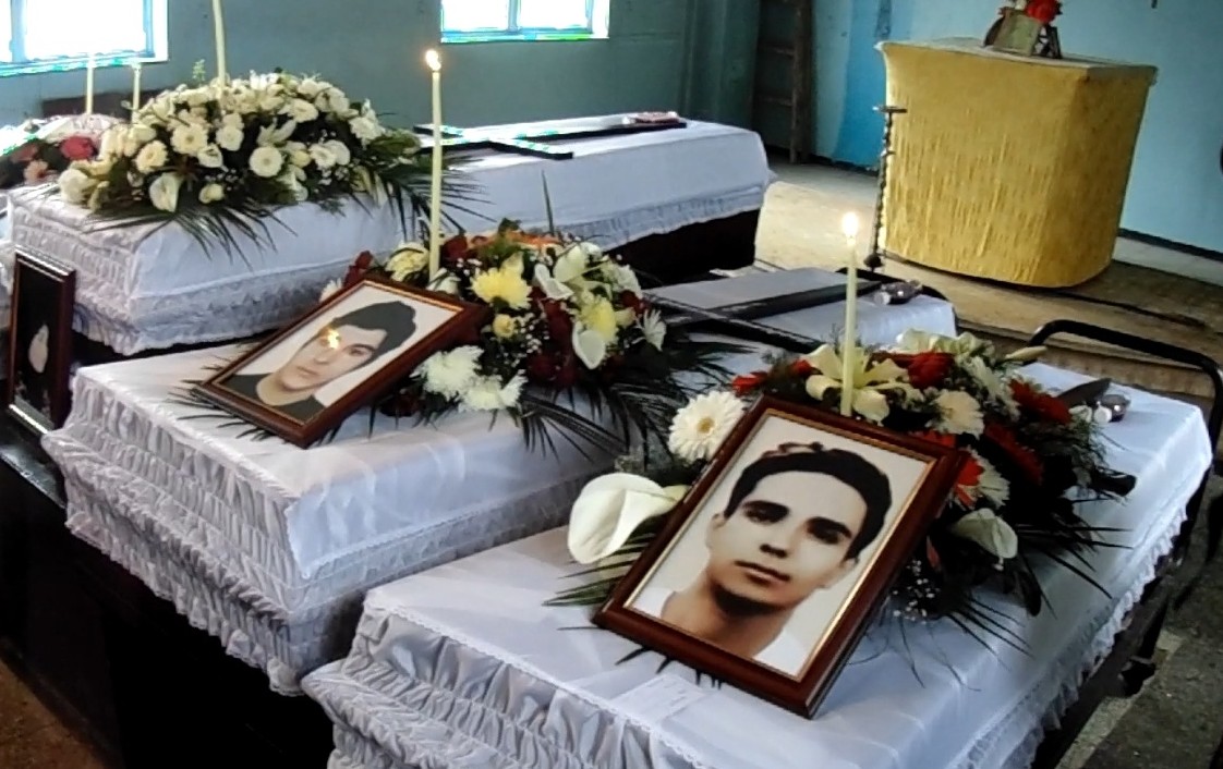 Заровиха в  затворени ковчези жертвите на петорното убийство в кв. “Гоце Делчев”