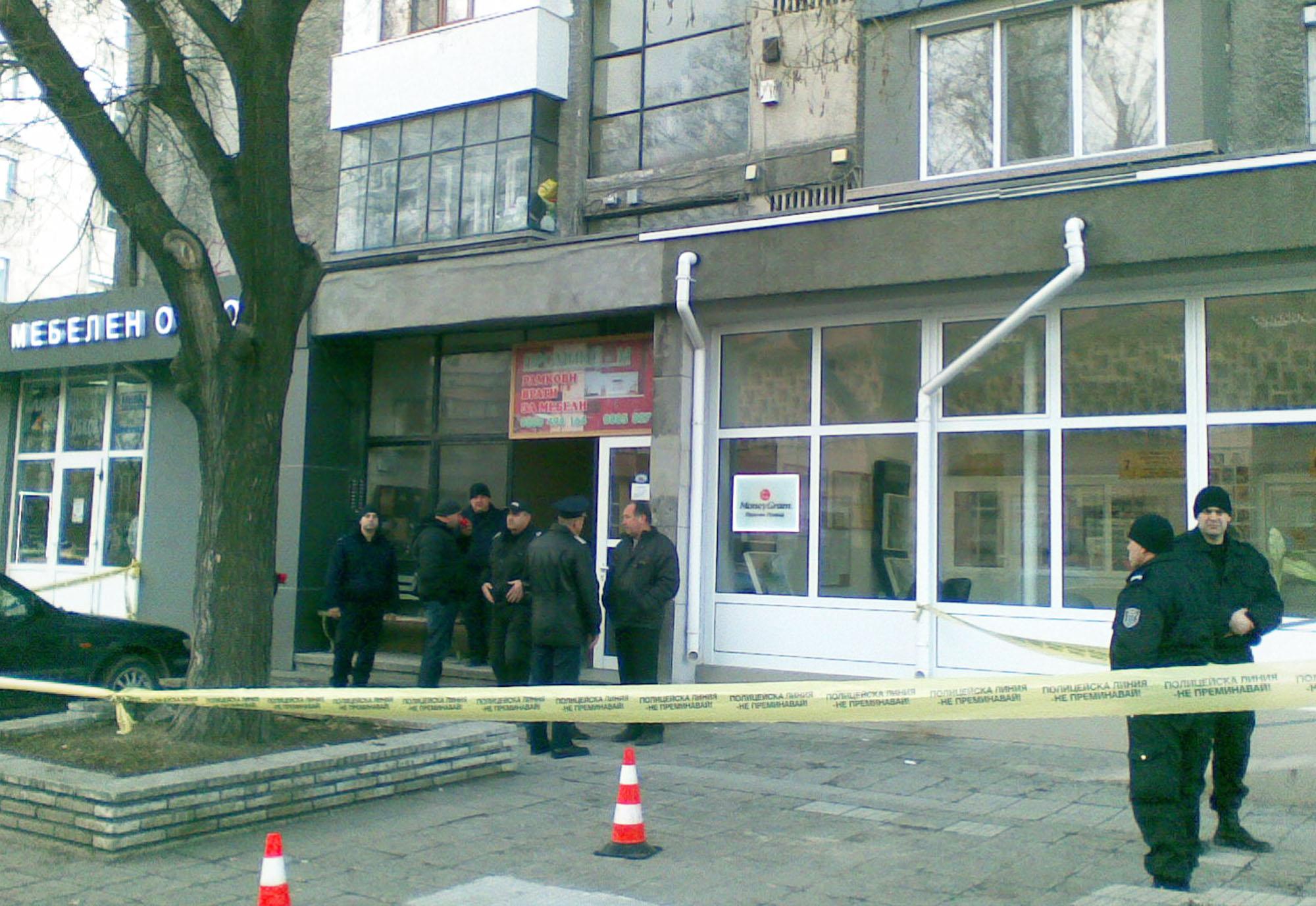 Полицаи свалят на ръце труповете на избитото семейство в Пловдив