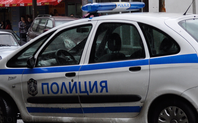Само в БЛИЦ: Полицаи преследват гол самоубиец на &quot;Алея Яворов&quot;