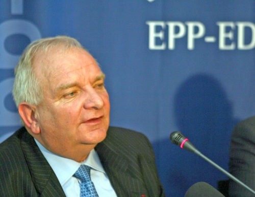 ЕНП твърдо зад Борисов, осъжда политизирането на атаката срещу Доган