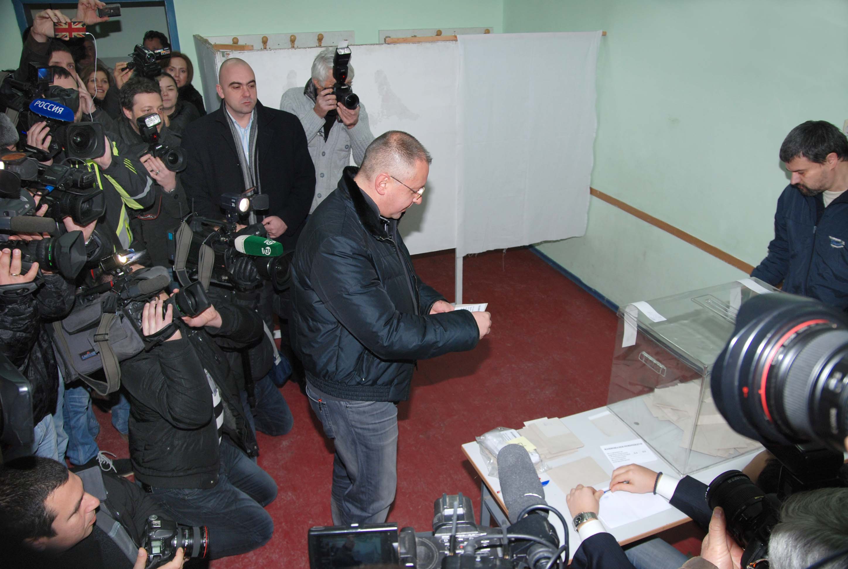 Станишев аплодира пряката демокрация и оправда липсата на интерес с времето