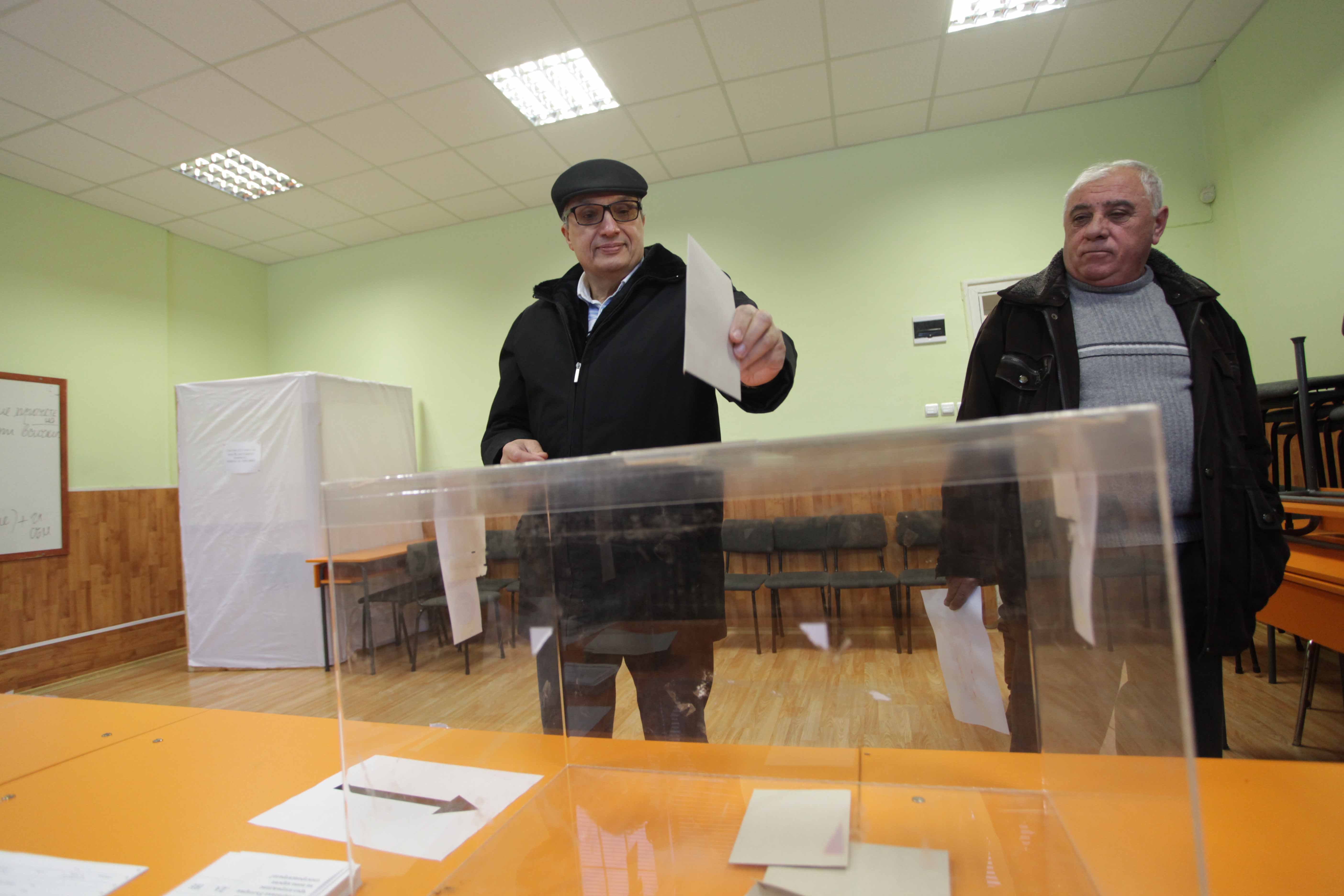 Костов го удари на политика в деня на референдума