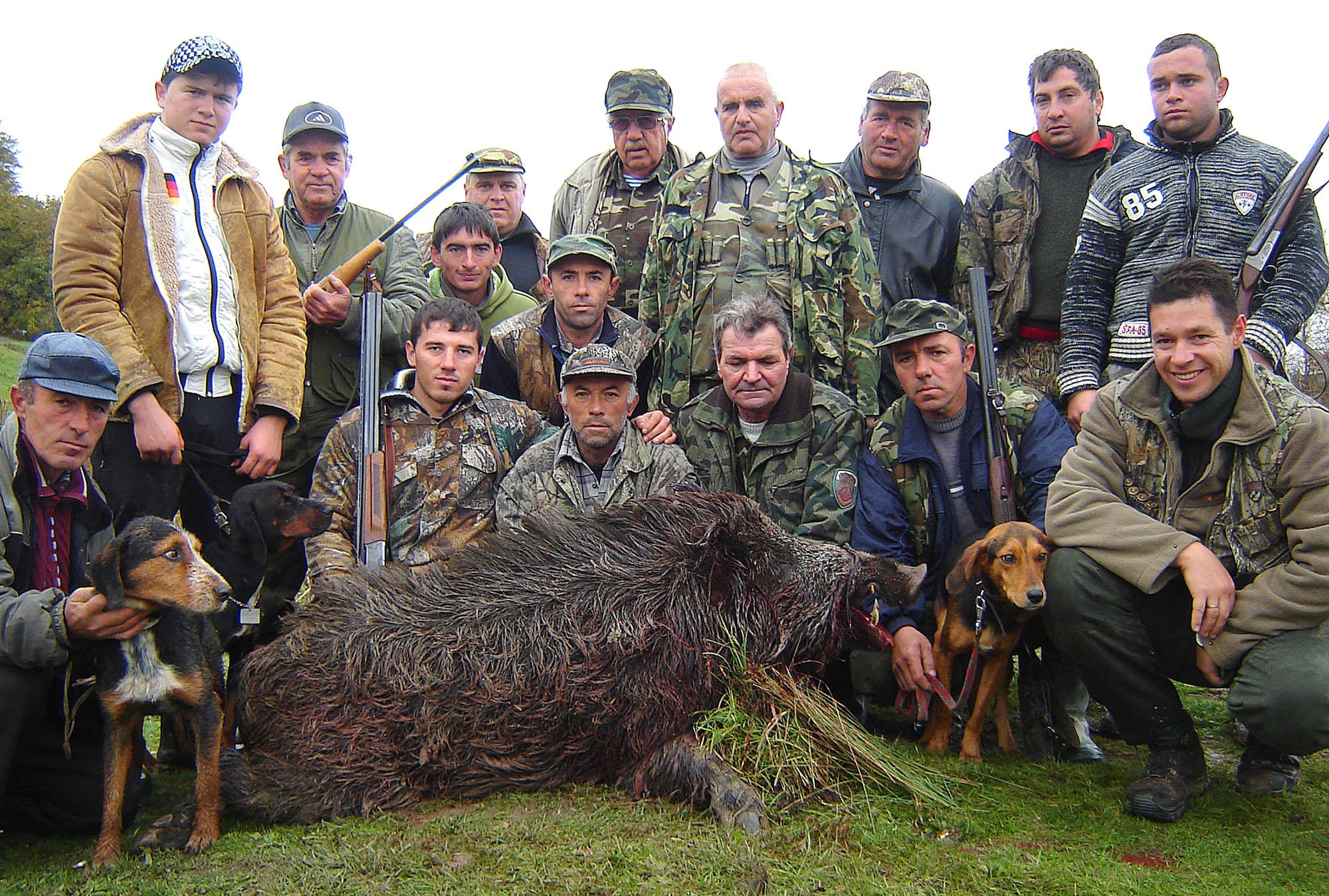 Печално: Жертви на последния ловен сезон са станали 2 магарета, 1 кон, 17 ловци и 3-ма роми