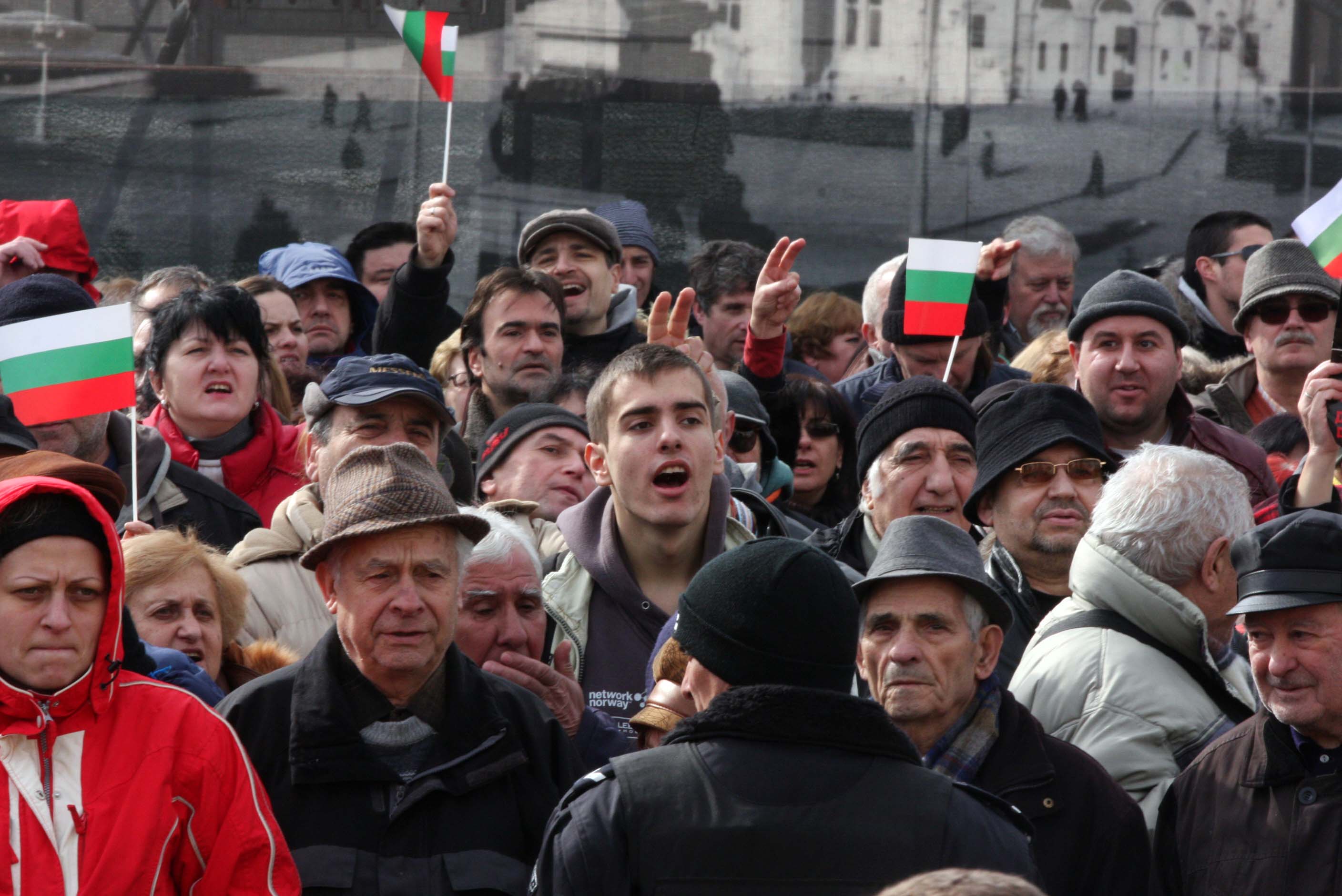 Ефектът от протеста: Шефовете на енергийните монополи привикани при Делян Добрев