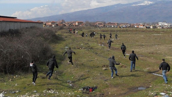 Война с камъни между българи и роми