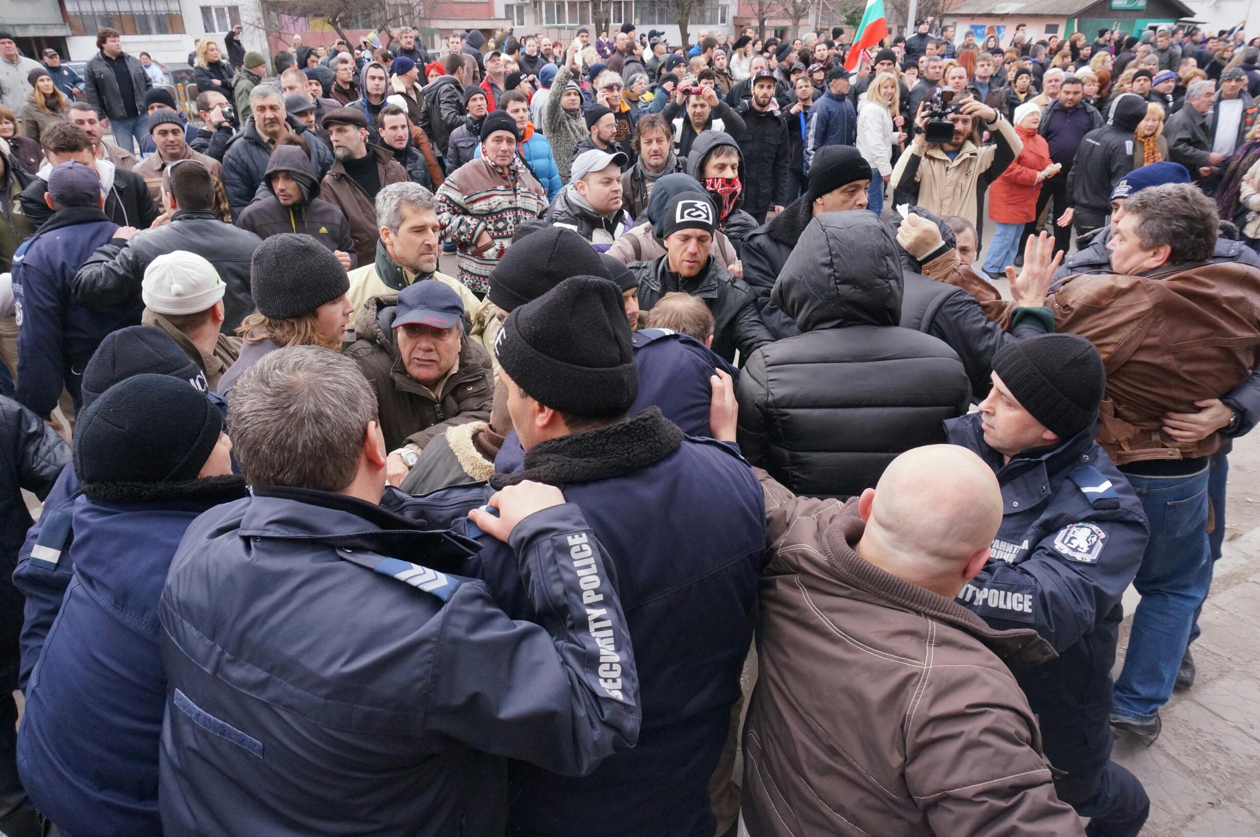 Вижте яростта на протеста срещу непосилните сметки за ток във Варна