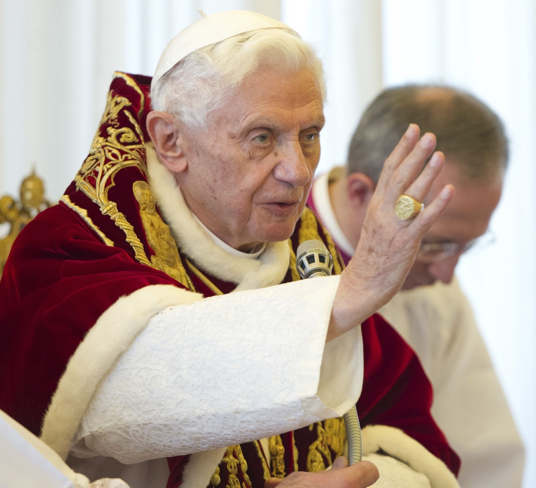 Папата се оттегля в женски манастир