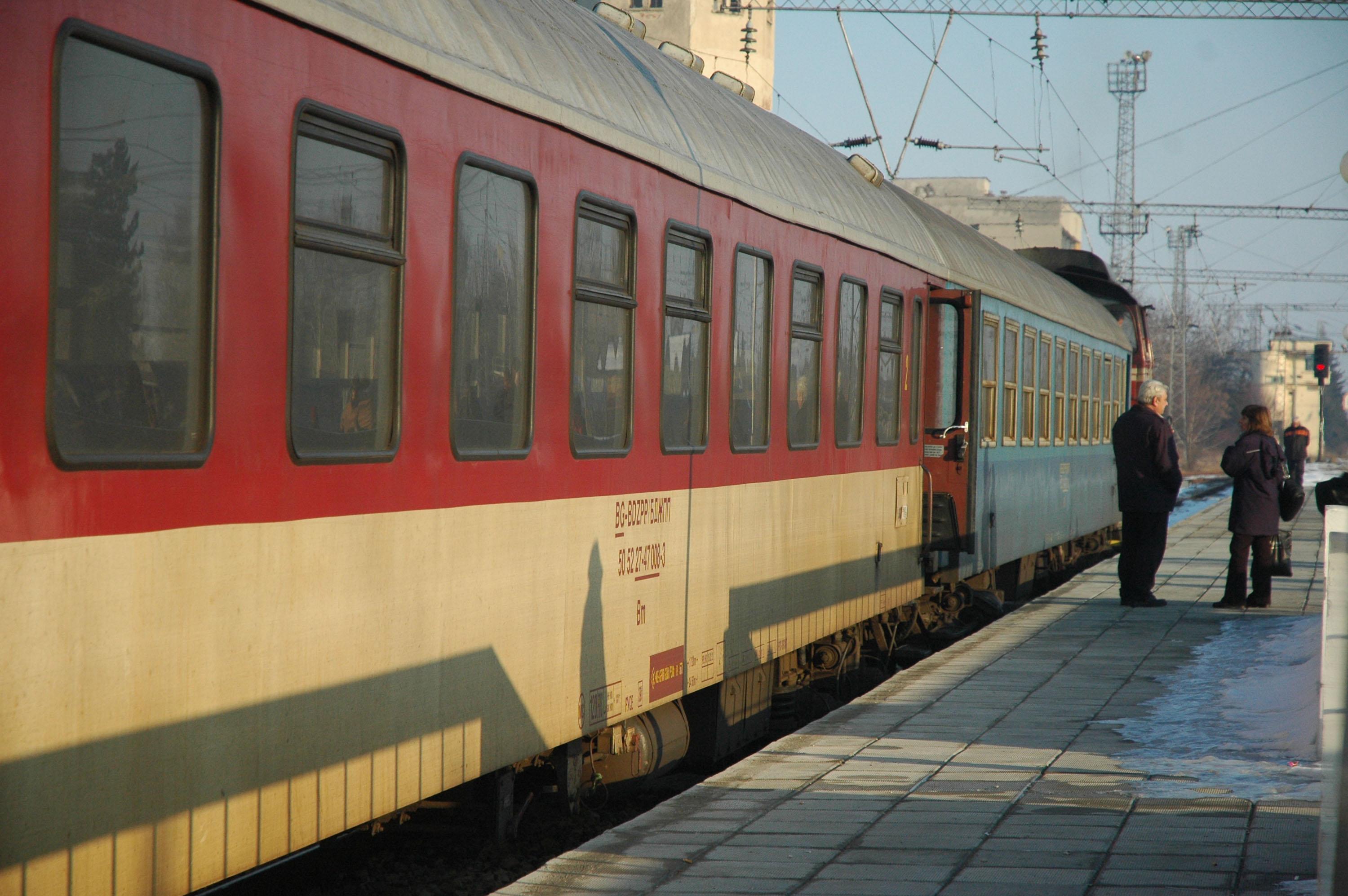 Спипаха машинисти да точат гориво от влака София -Истанбул