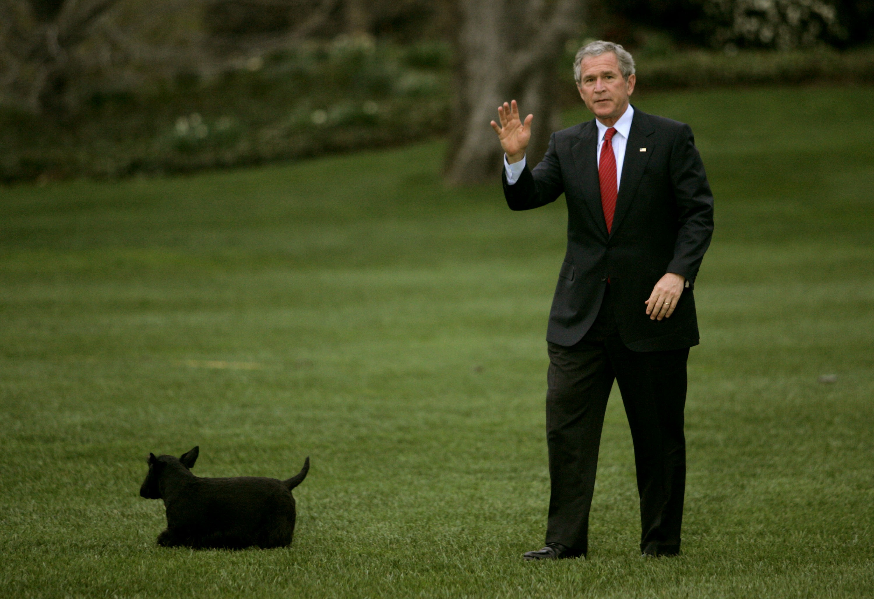 Хакнаха електронните пощи на семейството на Джордж Буш