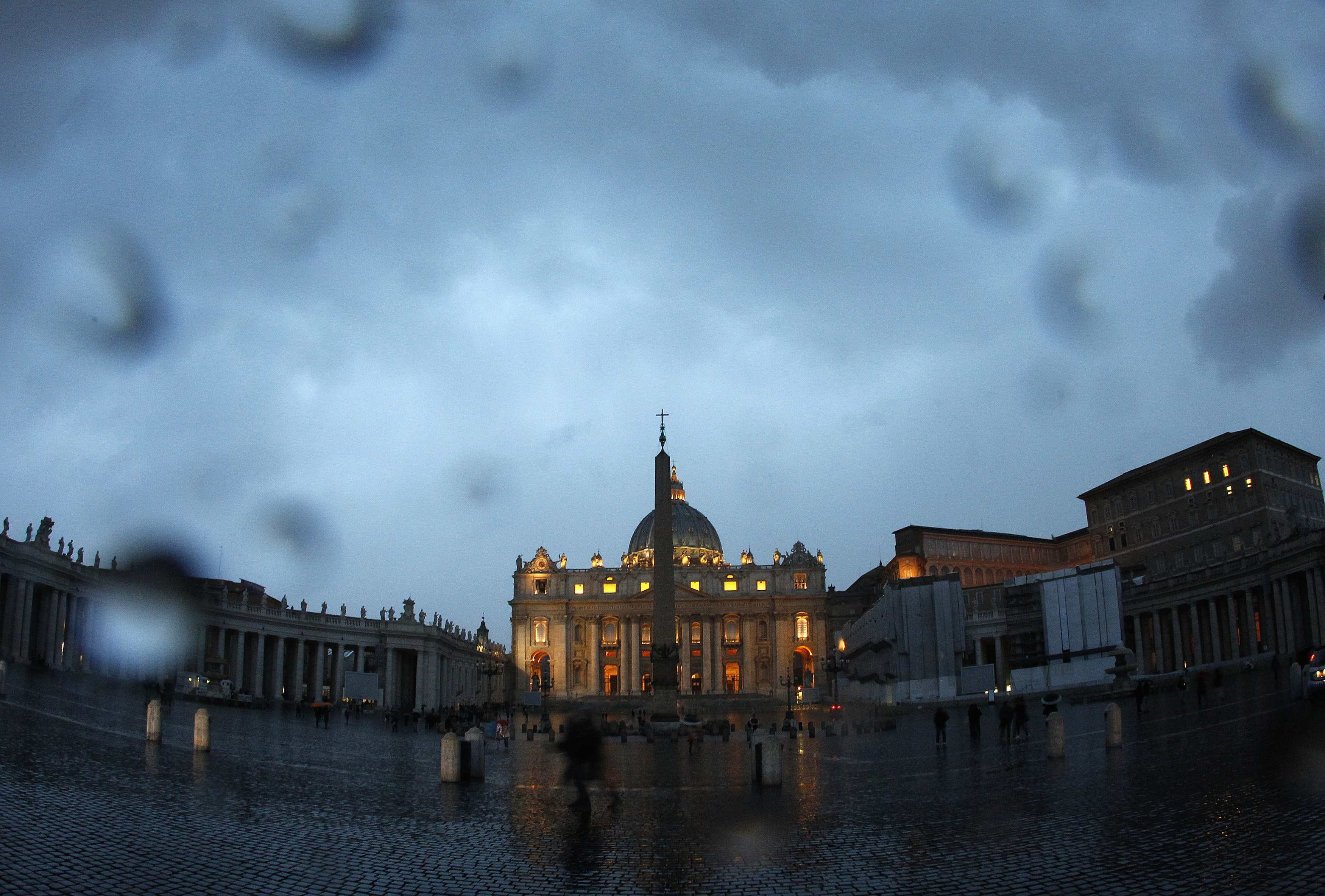 Папата разгневи времето, гръмотевична буря спря тока във Ватикана