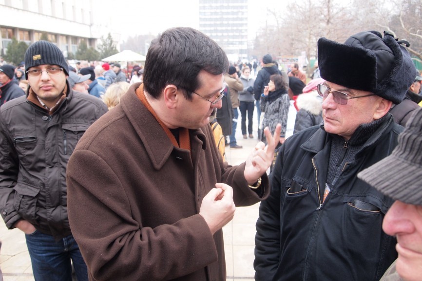 Политици яхнаха народните протести срещу монополите