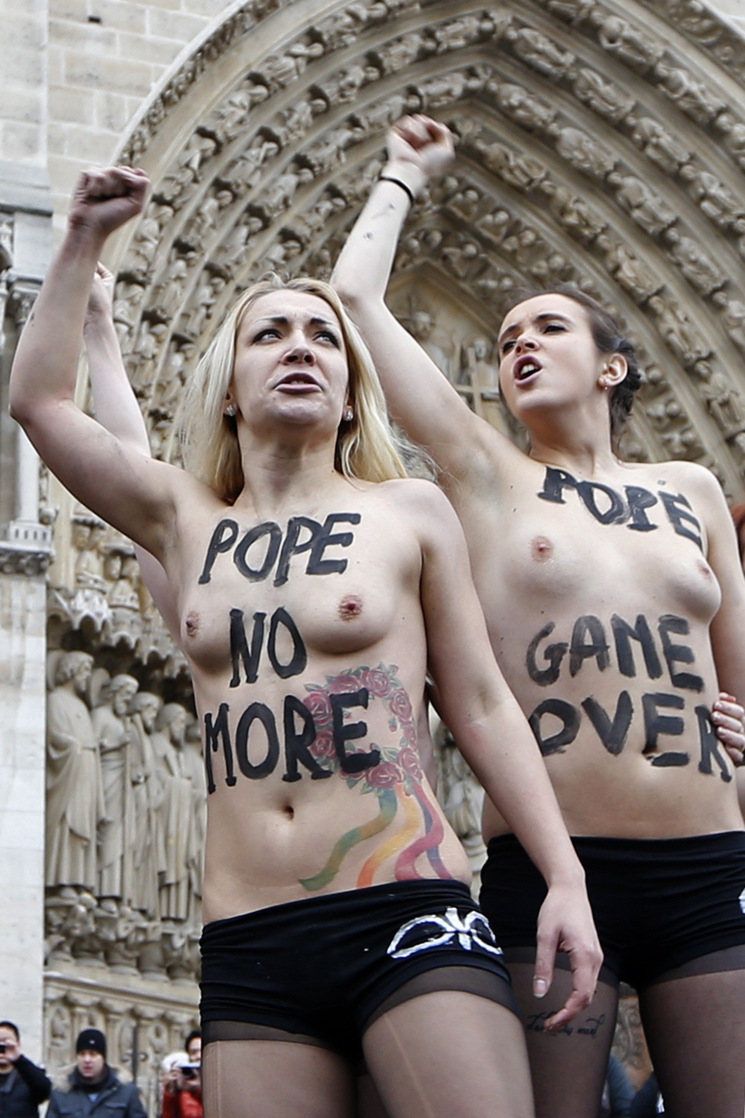 Скандал: Голи феминистки празнуват абдикацията на папата в Нотр Дам